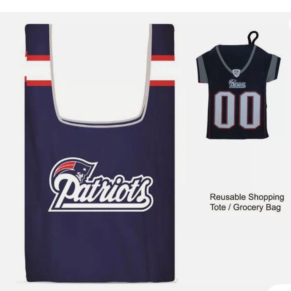 NWT New England Patriots reusable bag folds into a pouch. Pouch approx 5.5”x3”